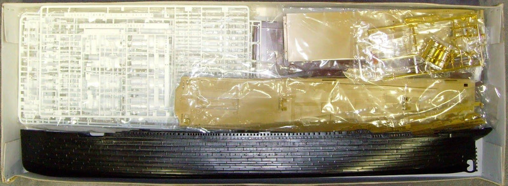 1/350th RMS Titanic Ship Model Kit with Display Stand H406