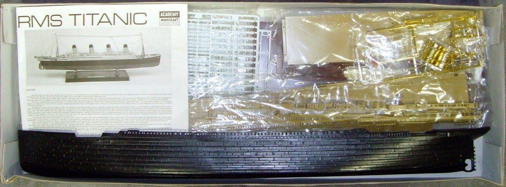 1/350th RMS Titanic Ship Model Kit with Display Stand H406