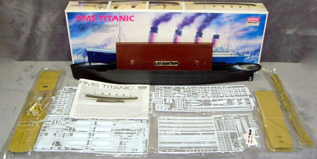 1/350th RMS Titanic Ship Model Kit with Display Stand H406
