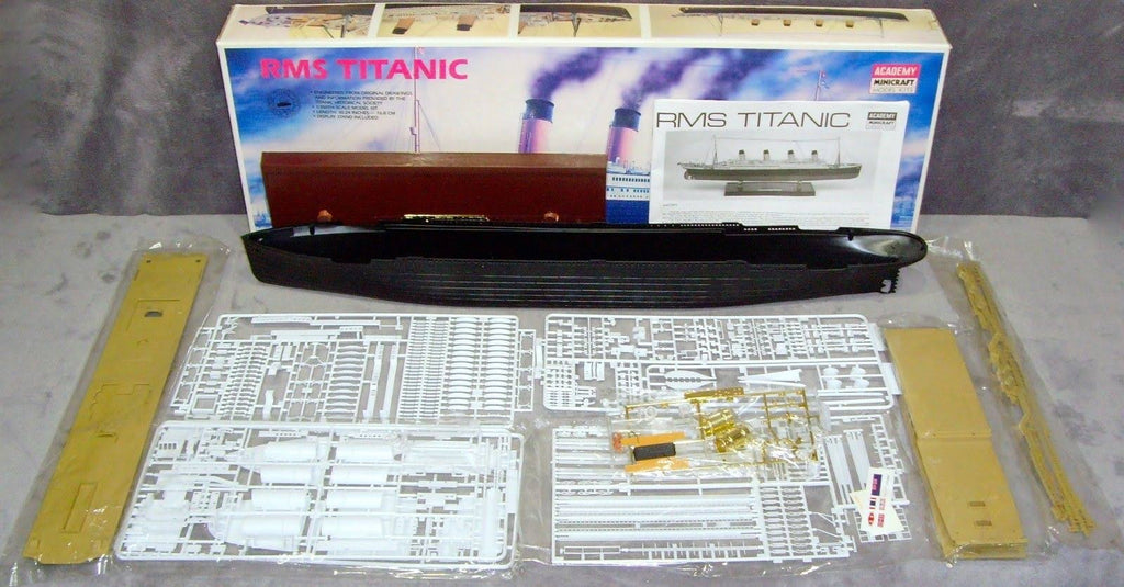 1/350th RMS Titanic Ship Model Kit with Display Stand H406