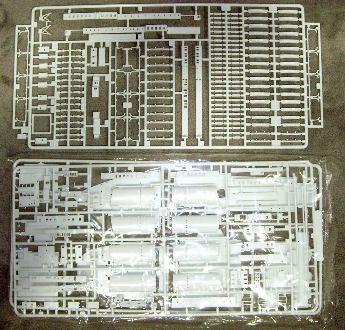 1/350th RMS Titanic Ship Model Kit with Display Stand H406
