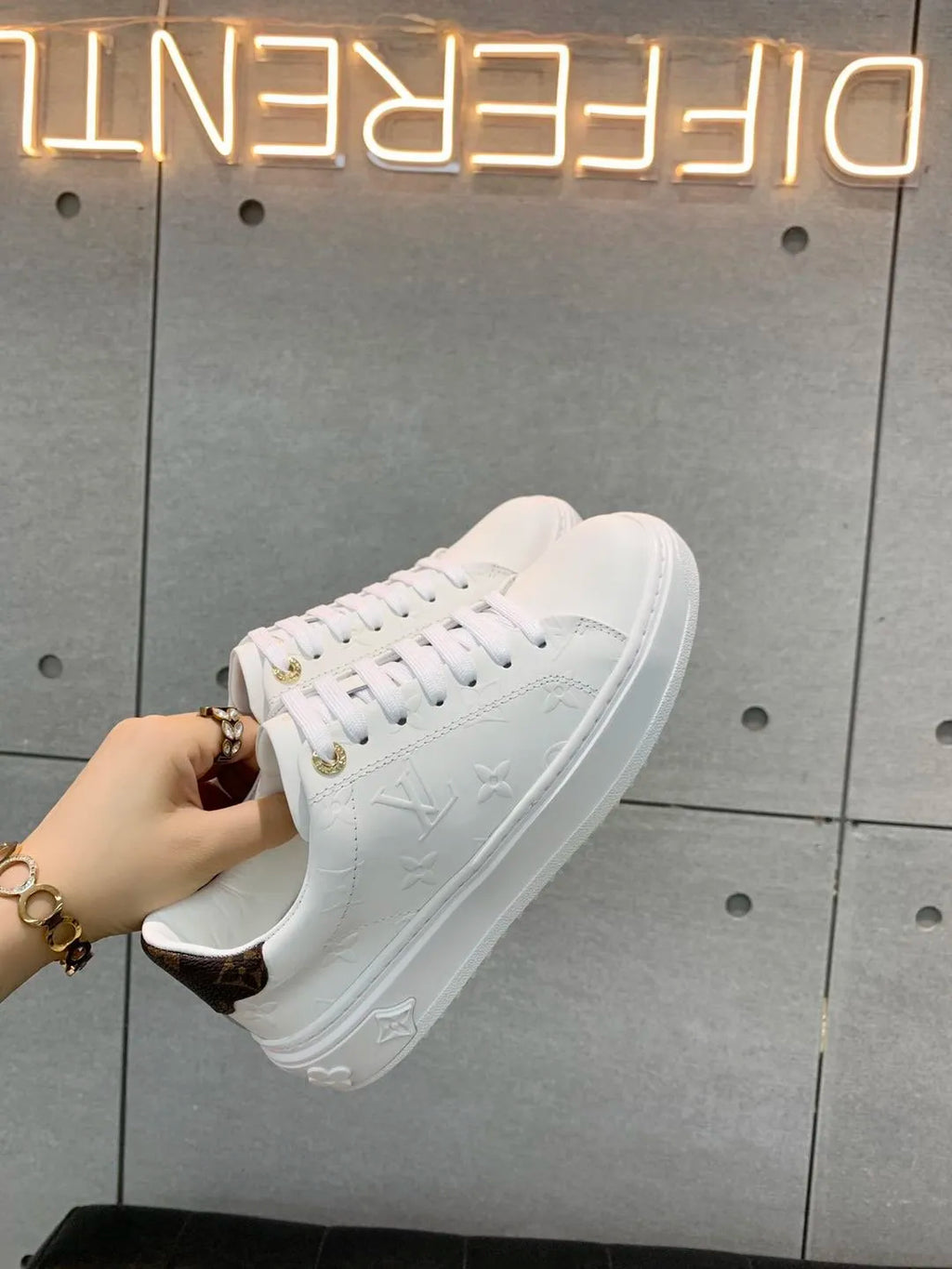 White Sneaker I3006